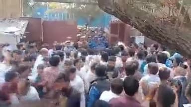 दिल्ली #आम_आदमी_पार्टी कार्यालय मे घुसी #पुलिस #धरना दे रहे #कार्यकर्ताओ को कार्यालय के अंदर से किया #गिरफ्तार