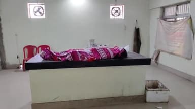 अररिया: वार्ड- 8 में फंदे से लटका मिला युवती का शव, पोस्टमार्टम के लिए लाया गया सदर अस्पताल