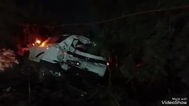 जयसिंहपुर: कमनगढ़ के पास ट्रक को ओवरटेक करने के दौरान पलटी कार, दो लोग हुए घायल