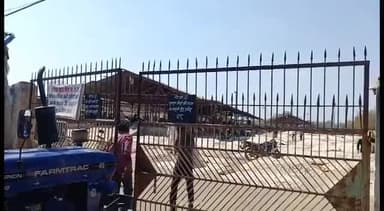 मनासा: कृषि उपज मंडी मनासा में लहसुन व धनिया की उपज की रही बंपर आवक, दो किमी तक वाहनों की लगी लंबी कतारें