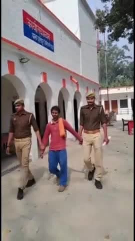 गोंडा: धानेपुर थाना क्षेत्र की एक नाबालिग लड़की को बहला-फुसलाकर सामूहिक दुष्कर्म करने के एक आरोपी को पुलिस ने किया गिरफ्तार