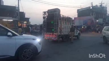 गोंडा: आर्य नगर चौराहे पर चौकी प्रभारी के नेतृत्व में पुलिस कर्मियों ने की संदिग्ध वाहनों की जांच