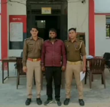 भदोही: नाबालिग को भगाकर दुष्कर्म करने के आरोपी शिक्षक को पुलिस ने सोमवार को भदोही स्टेशन से किया गिरफ्तार