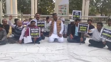 गोंडा: दिल्ली के डिप्टी CM मनीष सिसोदिया की गिरफ्तारी के विरोध में आप कार्यकर्ताओं ने गांधी पार्क में प्रदर्शन कर सौंपा ज्ञापन