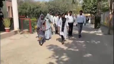 हमीरपुर: कलेक्ट्रेट में बीडीसी सदस्यों ने ब्लॉक प्रमुख के खिलाफ किया प्रदर्शन, डीएम को सौंपा ज्ञापन