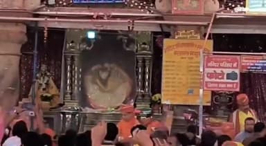 लड्डूमार होली के साथ आज बरसाना में विश्व प्रशिद्ध लठामार होली की शुरुआत हो गयी जहां कल लठामार होली का आयोजन होगा