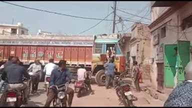 हाथरस: बीएच मील पर बीच सड़क पर ट्रक खड़ा होने से लगे जाम को लेकर ट्रक ड्राइवर से स्थानीय लोगों की हुई नोकझोंक ।