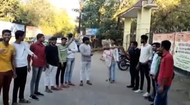 होशंगाबाद नगर: उच्च शिक्षा मंत्री के आगमन से 1 दिन पूर्व एनएसयूआई ने जलाया शासकीय नर्मदा महाविद्यालय के प्राचार्य ओएन चौबे का पुतला
