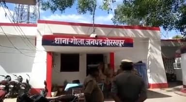 गोला: ग्राम बड़ईला निवासी वांछित अभियुक्त के विरुद्ध उसके गांव पहुंच कर गोला पुलिस ने चस्पा किया नोटिस