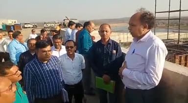 अमवार: कनहर सिचाईं परियोजना मुख्य बांध पर पहुँची टीम मधुमक्खियों के हमले से जान बचा कर भागी । 
#जैसे तैसे छिपे कारों में