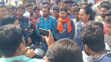 पटोरी: निजी नर्सिंग होम के संचालक की गोली मारकर हत्या करने के मामले में आक्रोशित लोगों ने चंदन चौक पर लगाया जाम