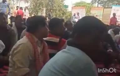 एटा: विभिन्न मांगों को लेकर विकास भवन के बाहर पंचायती राज ग्रामीण सफाई कर्मचारियों का धरना जारी