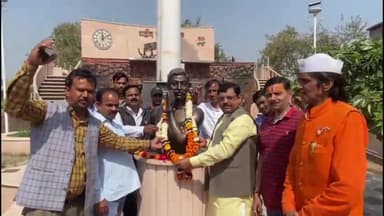 हाथरस: आगरा रोड स्थित शहीद भगत सिंह पार्क में क्रांतिकारी चंद्रशेखर आजाद की पूर्व चेयरमैन ने मनाई पुण्यतिथि