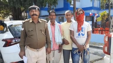 सासाराम: उत्पाद विभाग की पुलिस ने जिले के विभिन्न इलाकों में छापेमारी कर शराबी पीने व बेचने के आरोप में 3 लोगों को किया गिरफ्तार