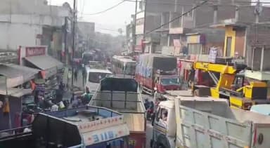 महुआ: महुआ बाज़ार में लगा भीषण जाम, राहगीरों को आने-जाने में हो रही परेशानी; अधिकारी नहीं ले रहे सुध