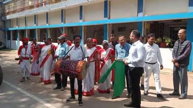 लोहरदगा: सावित्री बाई फुले किशोरी समृद्धि योजना को जन-जन तक पहुंचाने को लेकर DC ने 4 जागरूकता वाहनों को मुख्यालय से किया रवाना