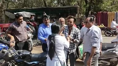 होशंगाबाद नगर: नर्मदा कॉलेज के सामने हुई टक्कर मैं महिला ने टक्कर मारने बाले युवक को जमकर पीटा