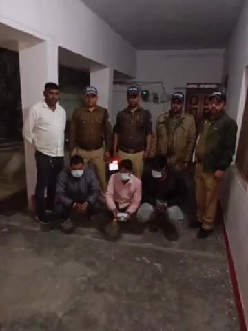 जसपुर: कोतवाली पुलिस ने नादेही पुलिस चौकी के पास सार्वजनिक स्थान पर जुआ खेलते तीन आरोपियों को किया गिरफ्तार