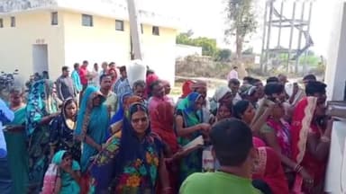 लंभुआ: तहसील परिसर में लंभुआ चिटफंड कंपनियों से पैसे वापस पाने के लिए जमा हो रहा फॉर्म