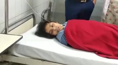 कानपुर: हैलट के सामने तेज रफ़्तार अनियंत्रित ऑटो की टक्कर से स्कूटी सवार बाल रोग विभाग में तैनात जेआर हुई गंभीर घायल