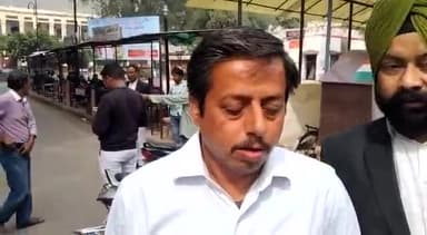 अलवर: जिला अभिभाषक संघ की ओर से प्रोटेक्शन एक्ट की मांग को लेकर अधिवक्ताओं ने कोर्ट में न्यायिक कार्यों का किया बहिष्कार