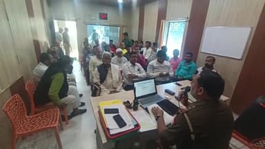 एटा: आगामी त्योहारों के मद्देनजर कोतवाली नगर परिसर में पीस कमेटी की बैठक का किया गया आयोजन