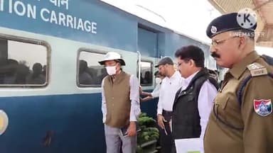 शाहगंज: शाहगंज रेलवेस्टेशन पर दोहरीकरण कोदेखने पहुंचे सीआरएस मोहम्मद लतीफ खान  मंटू चौरसियाने 11 सूत्रीयमांगों कोसौंपा