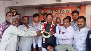 हाथरस: गौशाला रोड स्थित सांसद जनसंवाद कार्यालय पर बुनकर समाज के लोगों ने सांसद दिलेर का फूल माला पहनाकर किया स्वागत