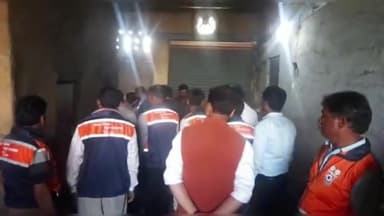 मथुरा: भैंस बोहरा आवासीय क्षेत्र में चल रही मेटल एवं तार की फैक्ट्री को प्रदूषण विभाग एवं नगर निगम ने किया सील