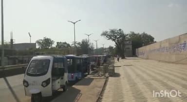 सागर नगर: शहर में ऑटो चालकों की मनमानी से ई-रिक्शा चालक परेशान, कई ई-रिक्शा चालक नगर निगम के सामने हुए एकजुट
