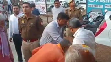 हमीरपुर: हमीरपुर में तीर्थयात्रा कर लौटे वृद्धजनों का डीएम व एसपी ने किया स्वागत