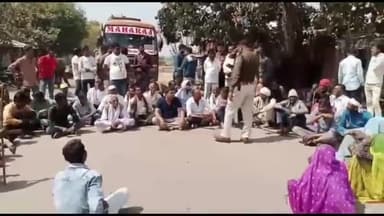 सिमरिया: सुनवानी सिमरा तिराहे पर प्रदर्शन कर रहे प्रदर्शनकारियों को अमानगंज तहसीलदार एवं प्रशासन ने दी समझाइश