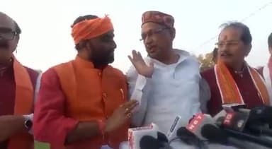 *पटना-* मीडिया के सामने फोटो खिंचाने के लिए आपस में भिड़ गए #बीजेपी_विधायक:-kya sirf photo khinchvane se hi party ko majbuti milegi.........