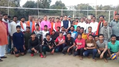 तेघरा: युवा सांसद खेल महोत्सव के अवसर पर राइजिंग स्टार क्लब पिढ़ौली में वॉलीबॉल खेल का सांसद राकेश सिन्हा ने किया उद्घाटन।