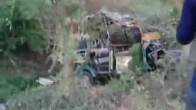 होशंगाबाद नगर: नर्मदा पुराम के सांगाखेड़ा कला गांव में ऑटो पलटने से दो दर्जन लोग हुए घायल, आक्रोशित ग्रामीणों ने ऑटो में लगाई आग