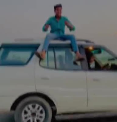 मेरठ: जागृति विहार एक्सटेंशन पर कार की छत पर खड़े होकर स्टंट करने का वीडियो वायरल