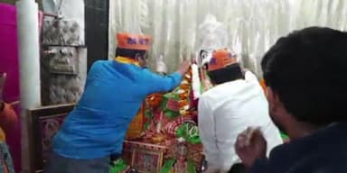 बरेली: श्री नरसिंह मंदिर से विधिवत पूजा-अर्चना के बाद निकाली गई 163वीं फाल्गुनी रामलीला की पताका यात्रा