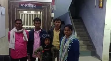 हाथरस: 3 घंटे के अन्दर हाथरस जंक्शन पुलिस ने परिजनों से बिछड़ी एक मासूम बच्ची को पुन: परिजनों से मिलाया