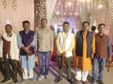 होटल वैष्णवी में राय बहादुर सिंह जी की लड़की की शादी में साथियों संग शामिल हुए।