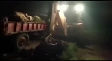 वैशाली: रात के अंधेरे में पूर्व मुखिया द्वारा अमृतपुर हाट पर लगें ईंट सोलिंग को उखाड़ कर ले जाने का लगा आरोप