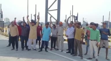 कन्नौज: जेवा गांव के सामने बने एनएचएआई के टोल प्लाजा पर ग्रामीणों ने किया प्रदर्शन, नाम बदलने का लगाया आरोप