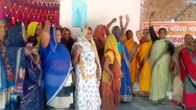 धनघटा: दुघरा खैरा में पुलिस के संरक्षण से धड़ल्ले से बिक रही कच्ची शराब, भारतीय महिला महासभा के कार्यकर्ताओं ने किया प्रदर्शन