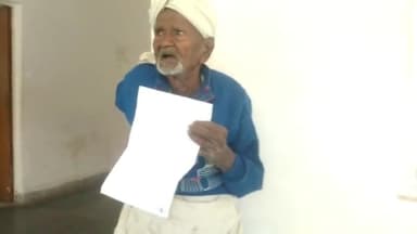 पन्ना: ग्राम सिमरा में 110 वर्षीय वृद्ध को पुत्र ने घर से निकाला, पीड़ित ने कलेक्ट्रेट में DM से लगाई मदद की गुहार