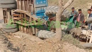 सकलडीहा से चंदौली की तरफ जा रहे बोगा समेत ट्रैक्टर पलटी ड्राइवर की बाल बाल जान बची#Ashok_yadav #