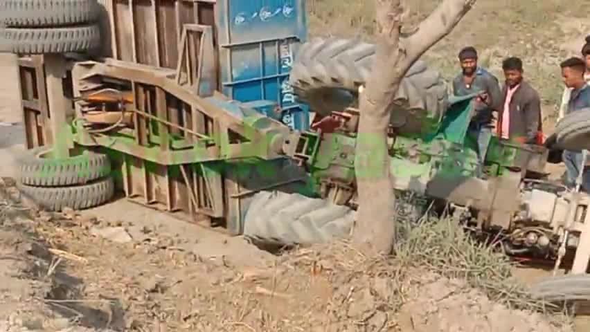 सकलडीहा से चंदौली की तरफ जा रहे बोगा समेत ट्रैक्टर पलटी ड्राइवर की बाल बाल जान बची#Ashok_yadav #