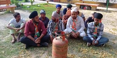 बरेली: दामोदर पार्क में कांग्रेस युवा प्रदेश सचिव ने कार्यकर्ताओं के साथ सिलेंडर के बढते दामों को लेकर किया धरना प्रदर्शन