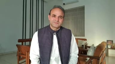 मोदी जी गैस सिलेंडर है या बुलेट ट्रेन जो रुक हि नहीं रही??