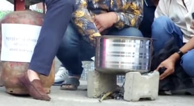 मेरठ: रसोई गैस सिलेंडर के दाम बढ़ाए जाने के विरोध में सपाइयों का बच्चा पार्क पर अनोखा प्रदर्शन सड़क पर बैठकर बनाई चाय