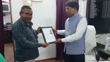 मेहदावल: DPRO संतकबीरनगर के विदाई पर वरिष्ठ पत्रकार जी एल वेदांती ने अपनी कविता "कामदानी" भेंटकर किए विदा