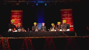 बीएचयू के शताब्दी प्रेक्षागृह में अमृत युवा कलोत्सव के द्वितीय दिवस कलाकारों ने मधुर गीत ने बांधा समा